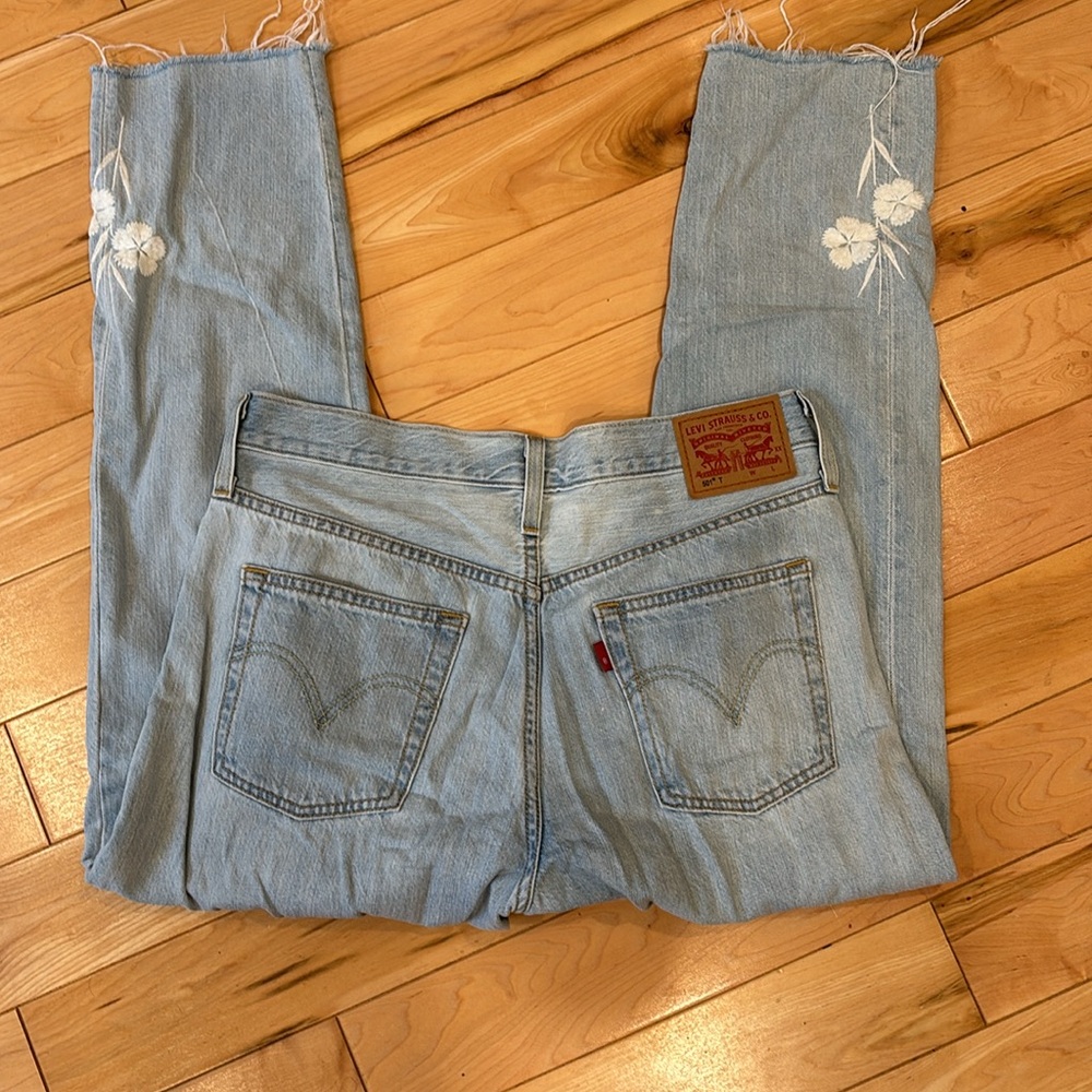 Levi’s light wash embroidered ankle red tag 5 pocket jeans
